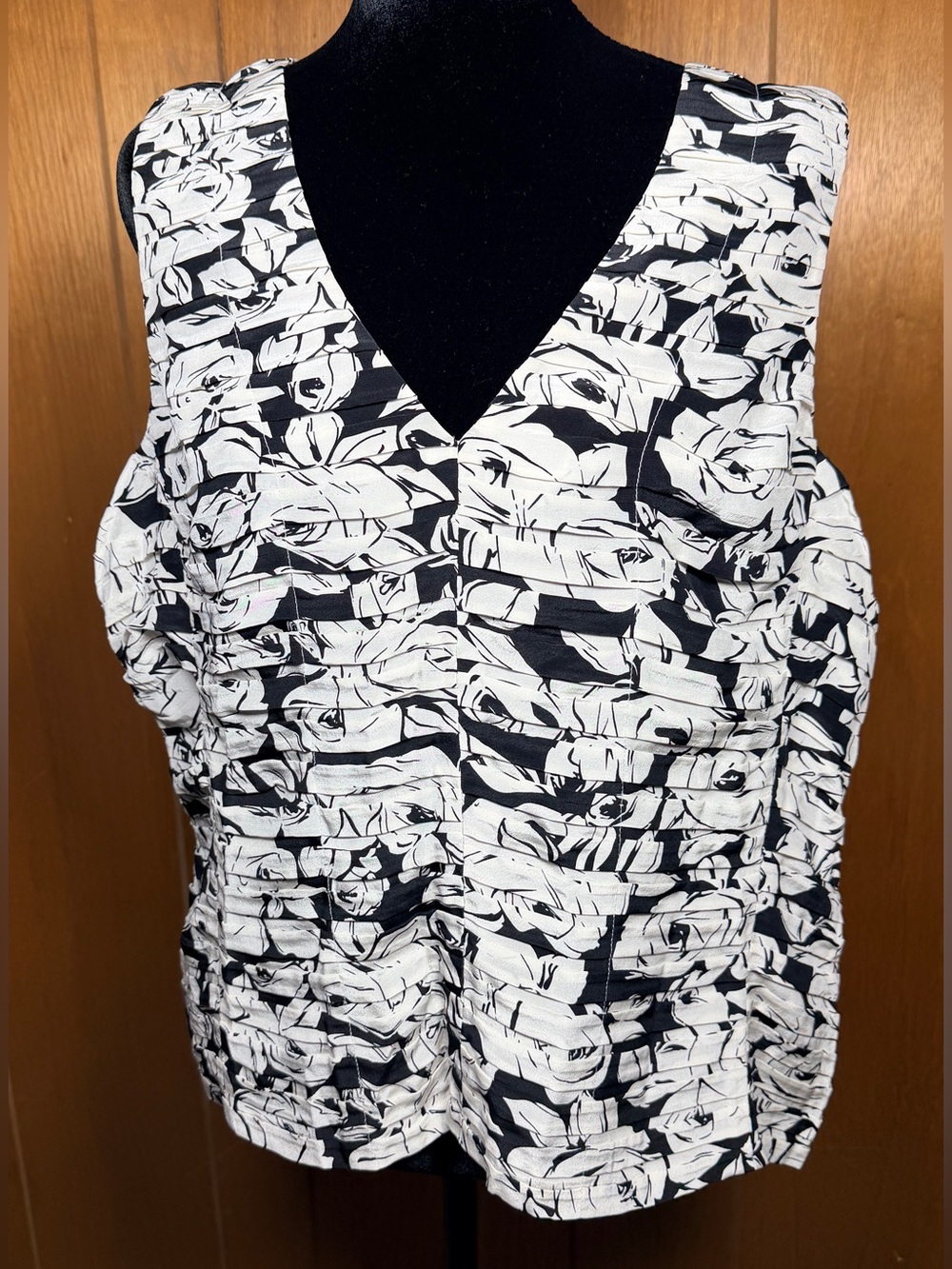 Carlisle Collection Black & White Floral Ruched V-Neck Sleeveless Blouse Size 18